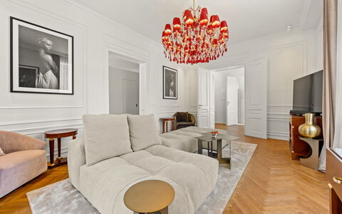 Apartment Nia Opatjia: Meubles, Design Intérieur, Sol, Sol, Mur, Bois, Plafond, Salon, Parquet, Pièce