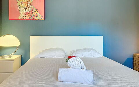 Le Mas Chablais: Meubles, Lit, Bleu, Chambre, Design Intérieur, Literie, Mur, Drap De Lit, Sol, Sol