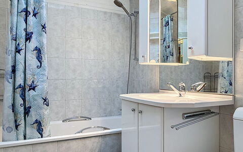 Le Mas Chablais: Salle De Bains, Luminaire Plomberie, Baignoire, Évier, Design Intérieur, Lavabo, Sol, Robinet, Sol, Plomberie