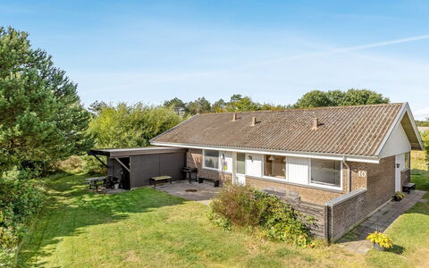 Mikkelina - 1.7Km from the Sea: Bâtiment, Maison, Fenêtre, Domicile, Toit, Zone Résidentielle, Arbuste, Chalet, Lot Terre