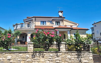 Umag 140: Bâtiment, Zone Résidentielle, Maison, Façade, Quartier, Domicile, Ville, Toit, Établissements Humains, Balcon
