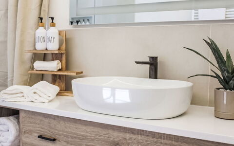 Terrazza Segreta: Salle De Bains, Luminaire Plomberie, Design Intérieur, Lavabo, Évier, Comptoir, Armoire De Toilette, Sol, Robinet, Miroir