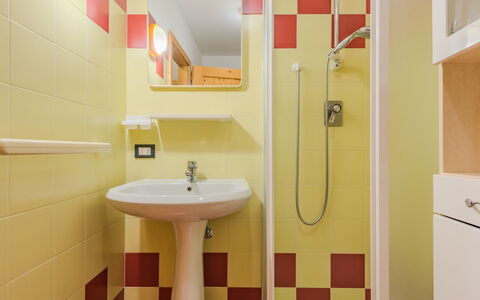 Malè 100: Salle De Bains, Luminaire Plomberie, Sol, Lavabo, Design Intérieur, Sol, Évier, Plomberie, Robinet, Tuile