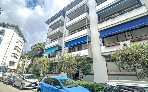 Riviera Mini House: Appartement, Condominium, Bâtiment Commercial, Familiale, Parking, Berline, Balcon, Véhicule De Luxe