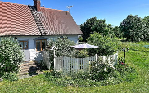Melösa: Bâtiment, Maison, Arbuste, Chalet, Toit, Jardin, Zone Résidentielle, Domicile, Clôture