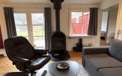 Swea - 2.5Km from the Sea: Sol, Meubles, Bois, Design Intérieur, Sol, Salon, Pièce, Canapé, Éclairage, Domicile