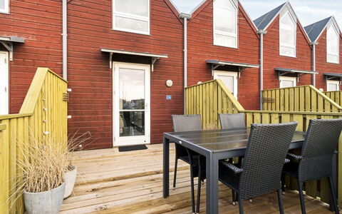 Pejo - 10M from the Sea: Bois, Siding, Tache De Bois, Cour, Chaise, Dur, Mobilier De Jardin, Escaliers, Plate-Forme, Planche