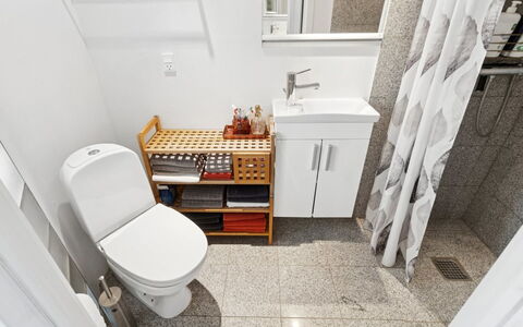 Pejo - 10M from the Sea: Siège De Toilette, Toilette, Luminaire Plomberie, Salle De Bains, Sol, Sol, Design Intérieur, Évier, Plomberie, Lavabo