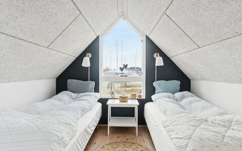 Pejo - 10M from the Sea: Sol, Sol, Plafond, Chambre, Grenier, Daylighting, Conception, Literie, Parquet, Lit