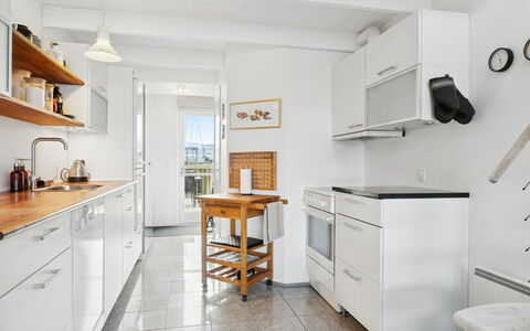 Pejo - 10M from the Sea: Cuisine, Sol, Comptoir, Cabinetry, Appareil De Cuisine, Meubles, Bois, Sol, Principaux Appliance, Design Intérieur
