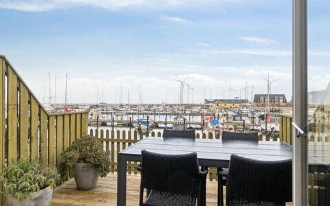 Pejo - 10M from the Sea: Meubles, Sol, Plate-Forme, Chaise, Ombre, Dur, Mobilier De Jardin, Parquet, Balcon, Tache De Bois