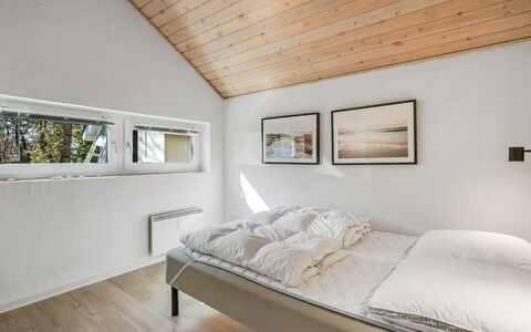 Antoinetta - 350M from the Sea: Bois, Plafond, Chambre, Design Intérieur, Lit, Domicile, Literie, Drap De Lit, Pièce, Grenier