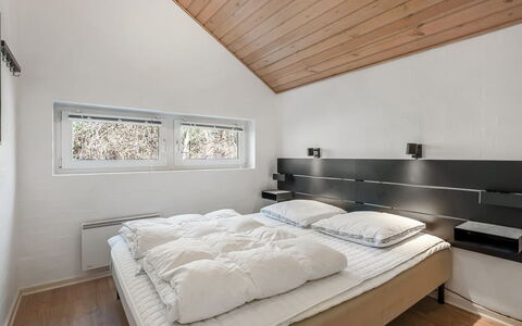 Antoinetta - 350M from the Sea: Chambre, Plafond, Design Intérieur, Lit, Literie, Cadre De Lit, Pièce, Drap De Lit, Grenier, Daylighting
