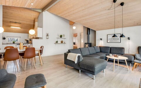 Antoinetta - 350M from the Sea: Bois, Design Intérieur, Plafond, Salon, Sol, Luminaire, Meubles, Domicile, Canapé, Sol