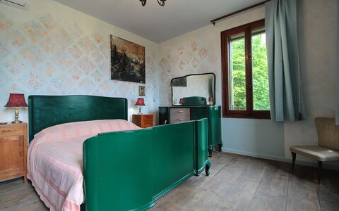 Villa 900 Design & Hills Escape: Lit, Meubles, Chambre, Design Intérieur, Literie, Drap De Lit, Mur, Bois, Sol, Pièce
