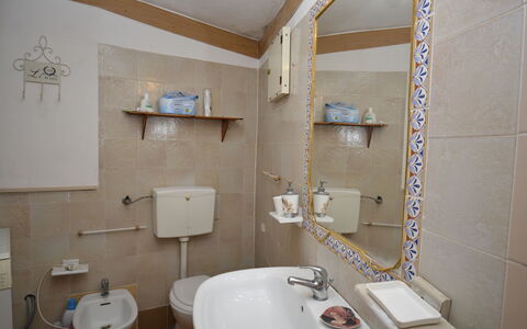 Ranch Salomonello: Lavabo, Salle De Bains, Luminaire Plomberie, Mur, Évier, Design Intérieur, Sol, Sol, Miroir, Robinet