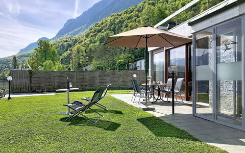 Bikini: Chaîne De Montagnes, Station De Montagne, Alpes, Jardin, Ombre, Mobilier De Jardin, Chaise, Vallée, Aménagement Paysager, Cour