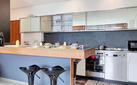 Bikini: Meubles, Cuisine, Comptoir, Design Intérieur, Sol, Appareil De Cuisine, Cabinetry, Bois, Sol, Éclairage