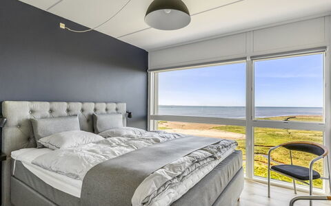Nadua - 25M from the Sea: Lit, Chambre, Meubles, Drap De Lit, Sol, Literie, Sol, Design Intérieur, Cadre De Lit, Plafond