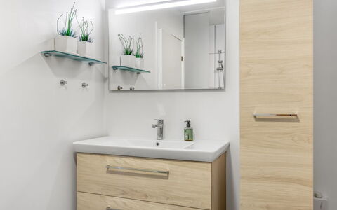 Nadua - 25M from the Sea: Armoire De Toilette, Cabinetry, Sol, Tiroir, Luminaire Plomberie, Miroir, Lavabo, Salle De Bains, Plomberie, La Commode