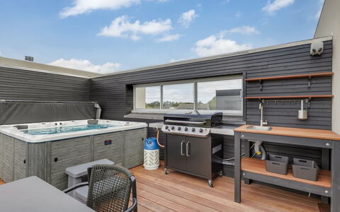 Nadua - 25M from the Sea: Bois, Sol, Sol, Meubles, Parquet, Composite, Dur, Cuisine, Tache De Bois, Plate-Forme