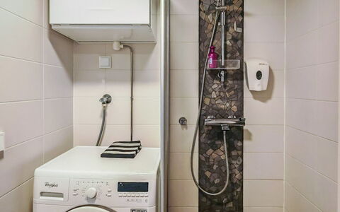 Parashimos B: Machine À Laver, Luminaire Plomberie, Salle De Bains, Design Intérieur, Sol, Sécheuse, Sol, Buanderie, Toilette, Principaux Appliance