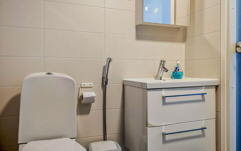 Parashimos B: Siège De Toilette, Salle De Bains, Luminaire Plomberie, Lavabo, Toilette, Évier, Sol, Armoire De Toilette, Design Intérieur, Sol