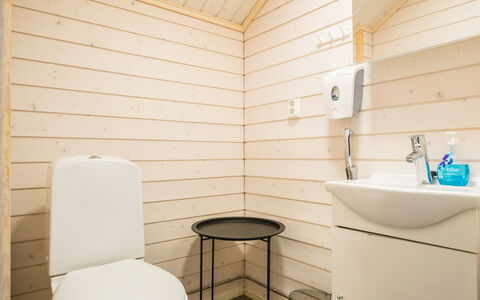 Parashimos B: Sol, Bois, Sol, Design Intérieur, Luminaire Plomberie, Pièce, Toilette, Plafond, Salle De Bains, Tache De Bois