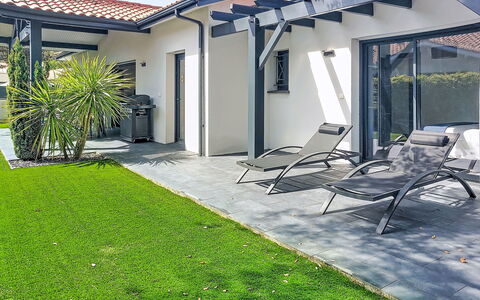 Areslet: Domicile, Porte, Ombre, Biens, Jardin, Cour, Cour, Aménagement Paysager, Arrière-Cour, Mobilier De Jardin