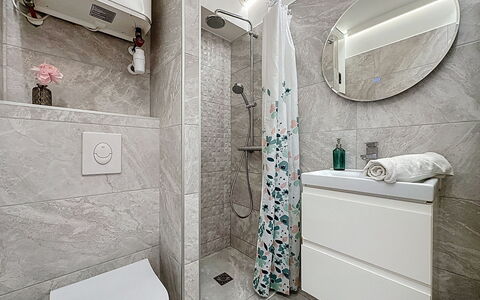 Isis Ii: Luminaire Plomberie, Sol, Sol, Salle De Bains, Design Intérieur, Toilette, Armoire De Toilette, Plomberie, Évier, Robinet