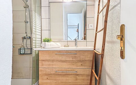 Les Roses: Sol, Sol, Design Intérieur, Luminaire Plomberie, Armoire De Toilette, Pièce, Salle De Bains, Miroir, Plomberie, Tuile