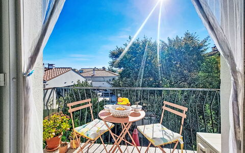 Les Roses: Balcon, Chaise, Clôture, Mobilier De Jardin, Porche, Plante D'Appartement, Tableau De Plein Air, Eco Hôtel