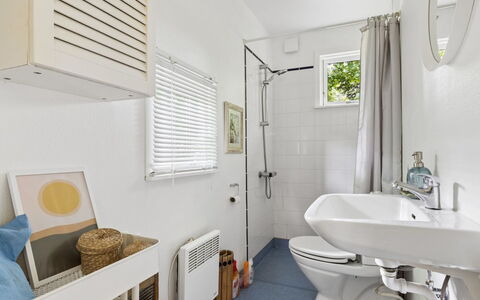 Niela - 400M from the Sea: Luminaire Plomberie, Sol, Salle De Bains, Design Intérieur, Sol, Évier, Toilette, Siège De Toilette, Plafond, Lavabo