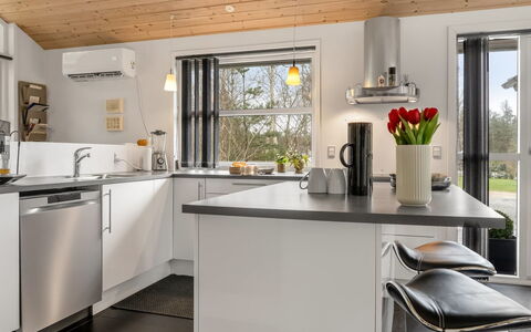 Joske - 2Km from the Sea: Cuisine, Comptoir, Appareil De Cuisine, Meubles, Principaux Appliance, Cabinetry, Design Intérieur, Électroménager, Sol, Éclairage