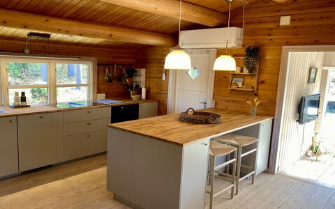 Sorja - 170M from the Sea: Cuisine, Comptoir, Sol, Meubles, Bois, Cabinetry, Appareil De Cuisine, Design Intérieur, Sol, Plafond