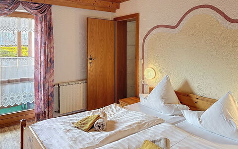 Viechtach 646: Design Intérieur, Meubles, Pièce, Plafond, Chaise, Linge, Traitement De Fenetre, Chambre, Salle À Manger, Rideau