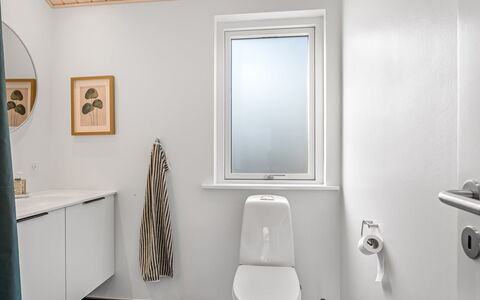 Frudde - 500M from the Sea: Siège De Toilette, Sol, Sol, Toilette, Luminaire Plomberie, Design Intérieur, Bois, Salle De Bains, Plomberie, Évier