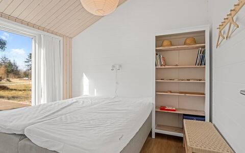 Frudde - 500M from the Sea: Bois, Plafond, Sol, Chambre, Sol, Design Intérieur, Lit, Domicile, Pièce, Parquet