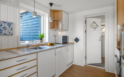Aiden - 650M from the Sea: Cuisine, Bois, Comptoir, Principaux Appliance, Appareil De Cuisine, Évier, Sol, Luminaire Plomberie, Design Intérieur, Robinet