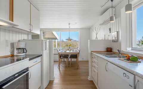 Aiden - 650M from the Sea: Cuisine, Bois, Sol, Comptoir, Plafond, Sol, Design Intérieur, Domicile, Parquet, Evier