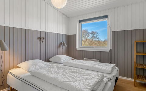 Aiden - 650M from the Sea: Bois, Chambre, Plafond, Design Intérieur, Literie, Drap De Lit, Lit, Sol, Cadre De Lit, Linge
