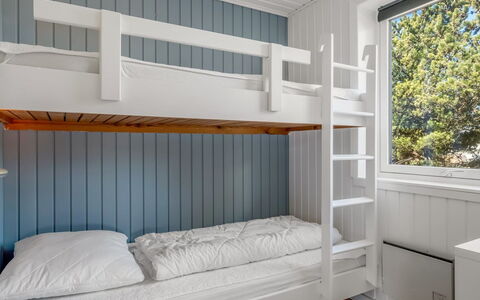 Aiden - 650M from the Sea: Bois, Lit Superposé, Chambre, Design Intérieur, Sol, Sol, Plafond, Lit, Literie, Tache De Bois