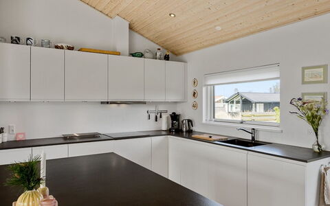 Minka - 500M from the Sea: Cuisine, Design Intérieur, Bois, Sol, Plafond, Comptoir, Appareil De Cuisine, Sol, Luminaire, Domicile
