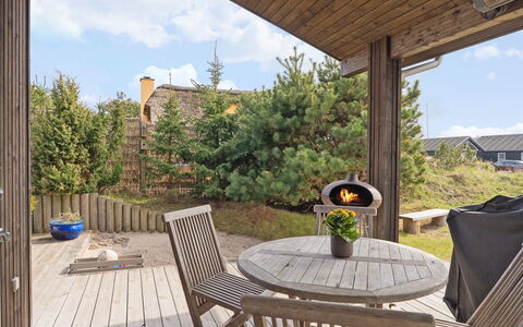 Minka - 500M from the Sea: Bois, Meubles, Domicile, Dur, Chalet, Plate-Forme, Tache De Bois, Porte, Porche, Chaise