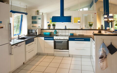 Nis - 900M from the Sea: Cuisine, Comptoir, Design Intérieur, Sol, Appareil De Cuisine, Meubles, Principaux Appliance, Cabinetry, Plafond, Sol
