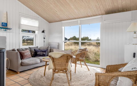 Enni - 350M from the Sea: Bois, Design Intérieur, Meubles, Plafond, Sol, Sol, Domicile, Parquet, Salon, Pièce