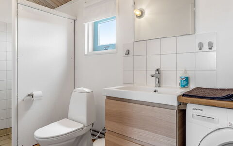 Enni - 350M from the Sea: Sol, Luminaire Plomberie, Sol, Bois, Design Intérieur, Évier, Siège De Toilette, Toilette, Plafond, Salle De Bains