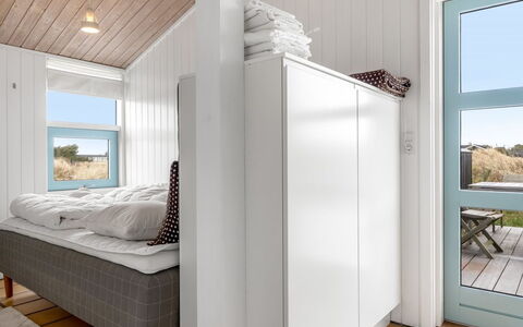 Enni - 350M from the Sea: Bois, Sol, Design Intérieur, Sol, Plafond, Chambre, Pièce, Meubles, Lit, Appartement