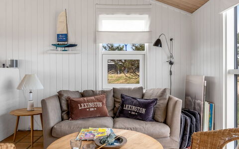 Enni - 350M from the Sea: Bois, Meubles, Design Intérieur, Throw Pillow, Domicile, Pièce, Sol, Coussin, Salon, Sol