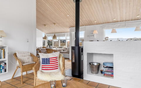 Enni - 350M from the Sea: Bois, Meubles, Sol, Sol, Design Intérieur, Salon, Domicile, Parquet, Plafond, Chaise